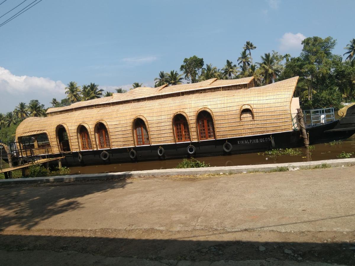 Royal Riviera Houseboats Hotell Kumarakom Exteriör bild